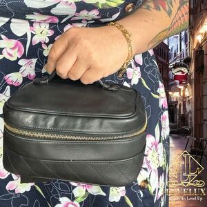 💎✨BEAUTIFUL✨💎Authentic Chanel vanity Black Leather Bag